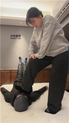 【猴歌】坐脸窒息-白袜跳踩 JS250225-14