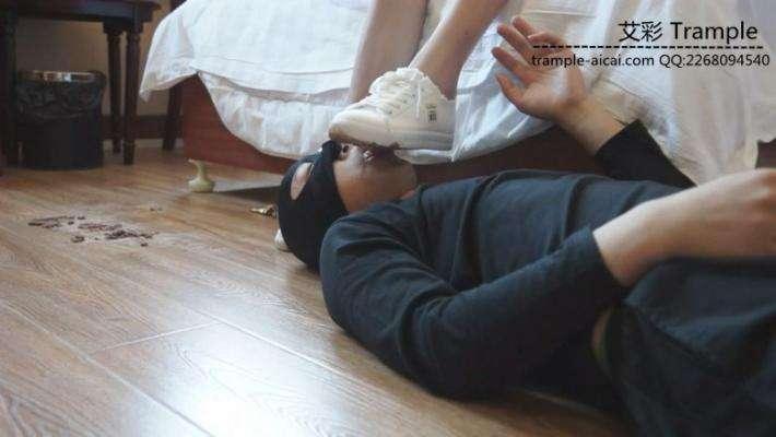 舔两位大一美女学生的原味帆布鞋