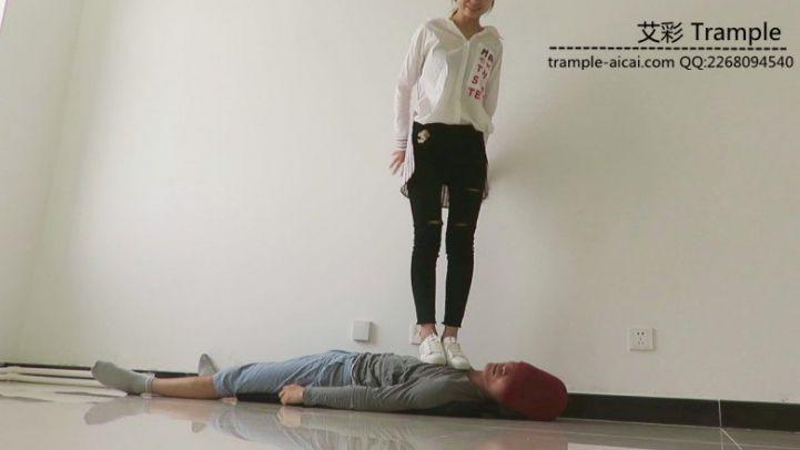 瑶主白色球鞋羞辱贱狗，踩踏贱狗！