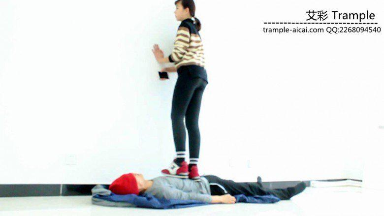 00后女主运动鞋跑踏人体软垫骑乘休息！