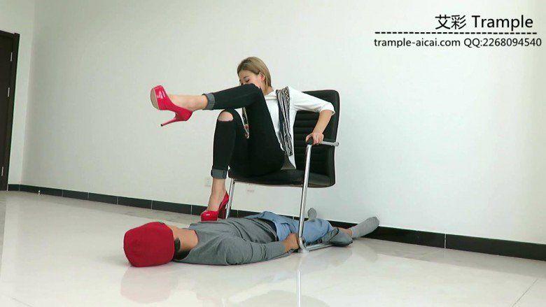 冰冰女主红色高跟玩弄贱狗！