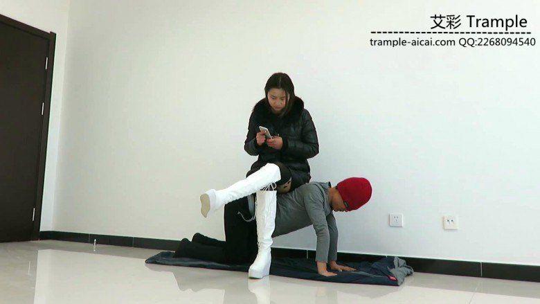 甜美媛媛女主白靴子踩踏全身！