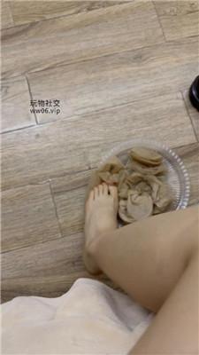 【九月】袜子泡水品尝-皮鞋白袜踩/玉足狂舔 JS250104-23