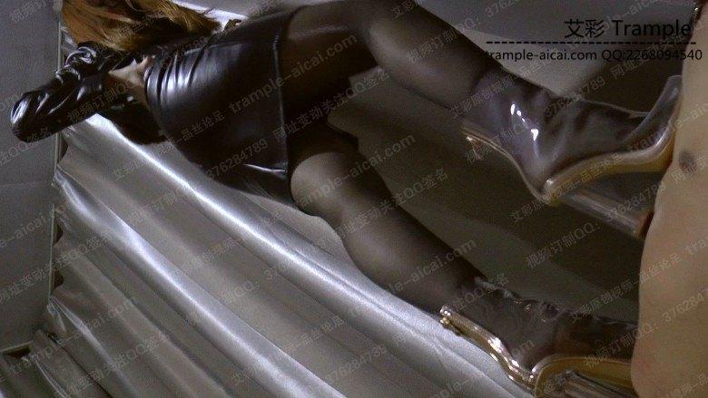 黑丝透明靴子踩死贱奴