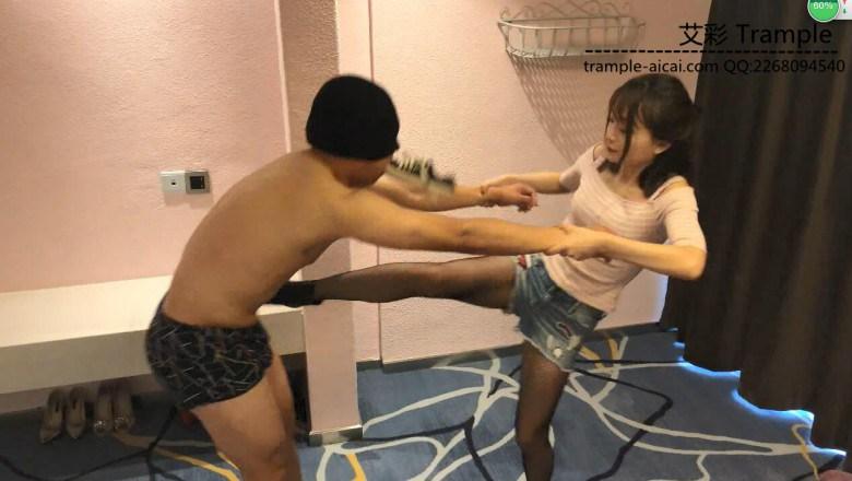 《湘香女王》皮靴网袜强迫调教 《湘香女王》皮靴网袜强迫调教