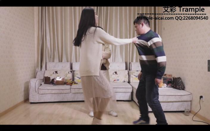 南一初九暴力踢踹