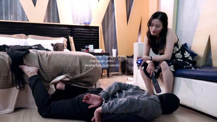 爆打+电击项圈狠虐到真实崩溃沁姐凉拖踩踏鞭打电击 爆打+电击项圈狠虐到真实崩溃沁姐凉拖踩踏鞭打电击