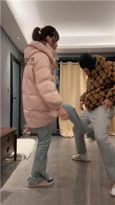 【狗哥】素人S-休闲鞋白袜踩虐/转胯狗爬/坐脸窒息 bf50151