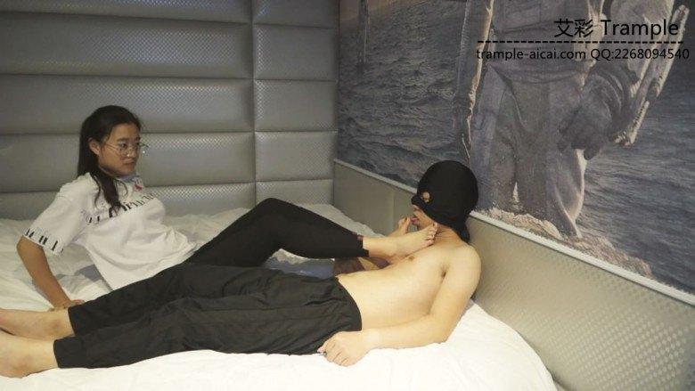 某大型商场前台销售文员的第一次踩踏