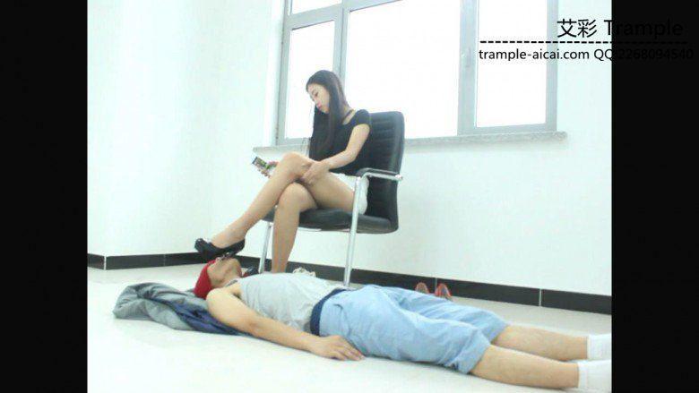 漂亮老师天依女主黑高跟深喉踩脖子虐头！