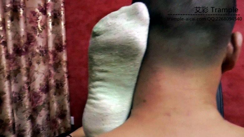 黑冰调教奴脱靴闻臭白袜