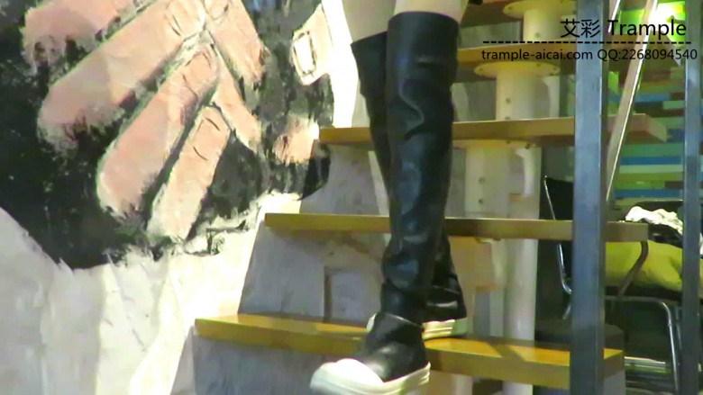 【AJ女主】学生段裙装黑长靴骑乘踩踏！