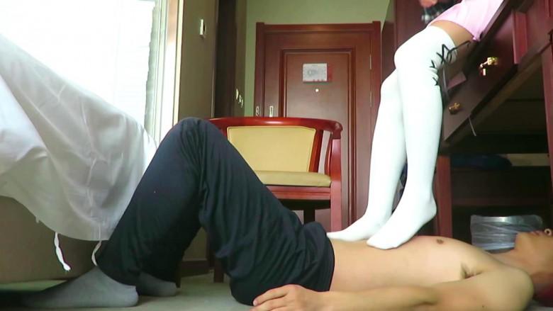 【菲主】棉白过膝袜蹦跳踩踏贱狗！