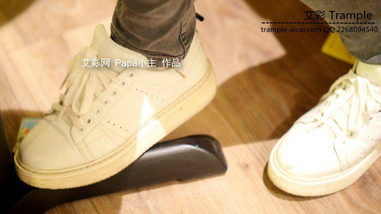 小主白色鞋袜教育亲弟弟