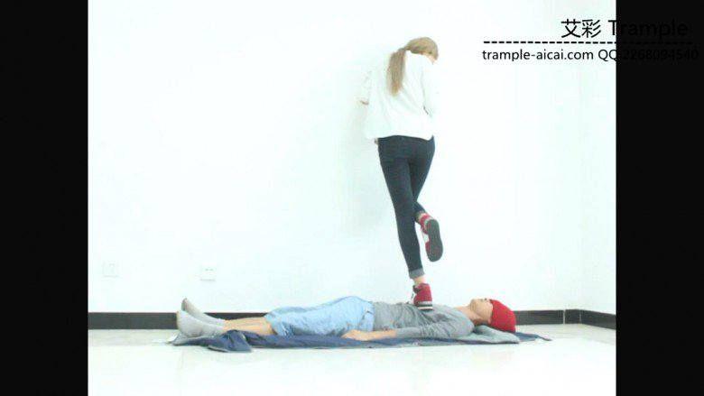 冰冰女主运动鞋蹦跳践踏贱狗身体下体！