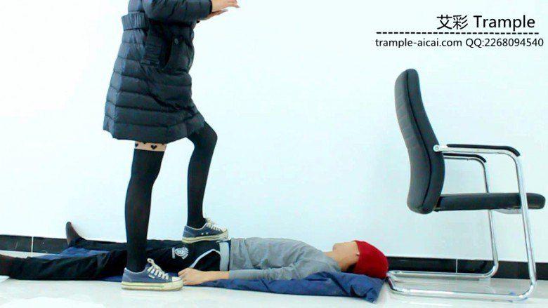 甜美媛媛女主帆布鞋蹦跳踩踏贱狗身体下体！