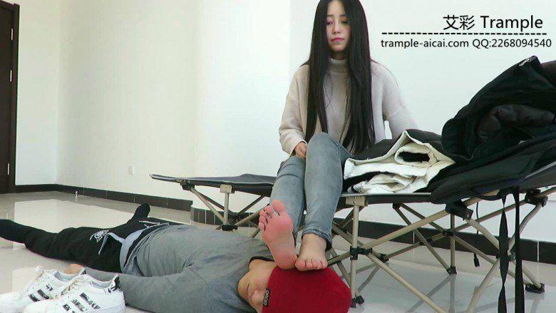 超漂亮老师天依女主棉袜堵嘴，裸足踩脸！
