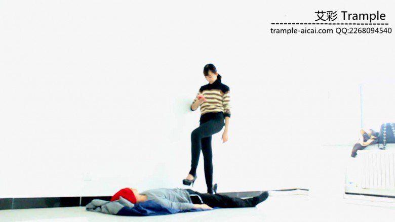 00后天使女主高跟踩踏，高跟虐踩下体！