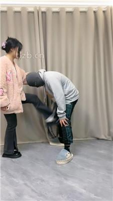 【伊诺】带闺蜜调狗-骑马转胯/踩踏/强制闻鞋/舔白袜脚