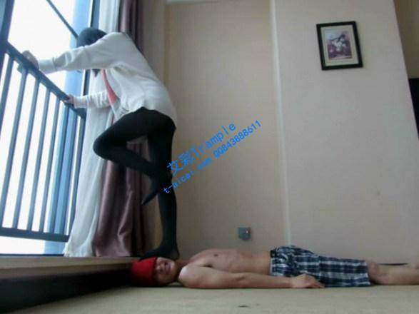 【甜美媛主】黑丝插气管全体重踩头！