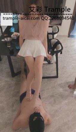 VIVI美鞋玉足调教俩家奴喂食