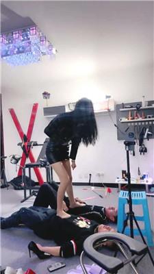 【尤金女皇】抽耳光/藤条鞭打/踩踏/虐乳舔臭脚