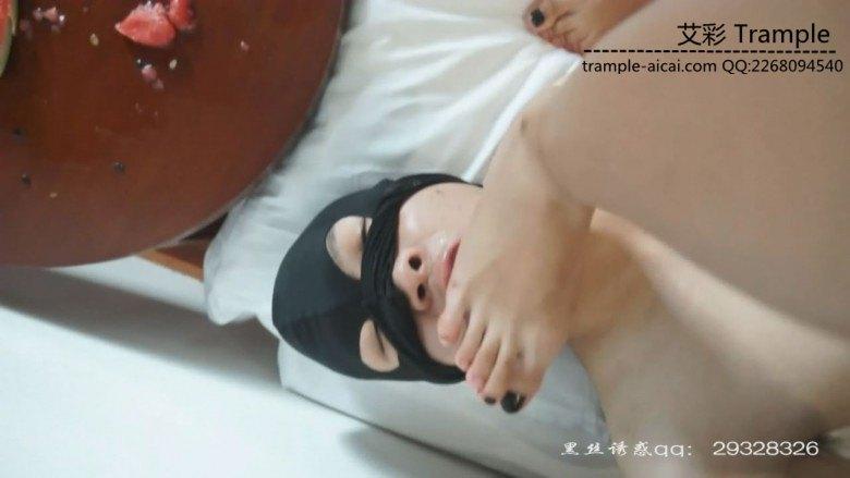 学生女主佳佳踩过的水果和脚尖上的酸奶