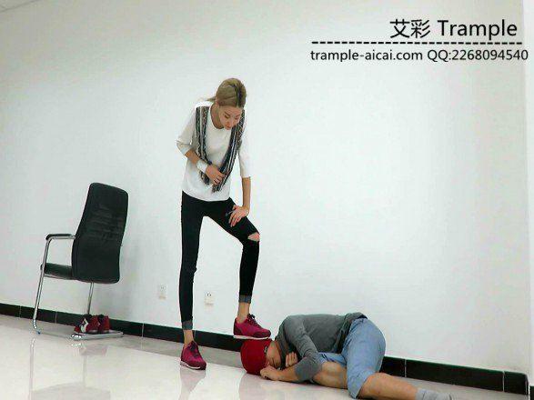 冰冰女主暴打小流氓膝顶，踢裆！