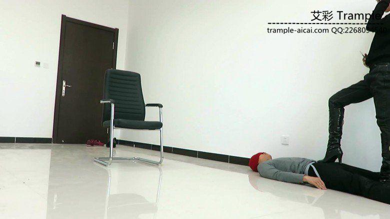 00后天使女主长靴骑乘贱狗散步,全体重踩踏踩下体! 00后天使女主长靴骑乘贱狗散步,全体重踩踏踩下体!