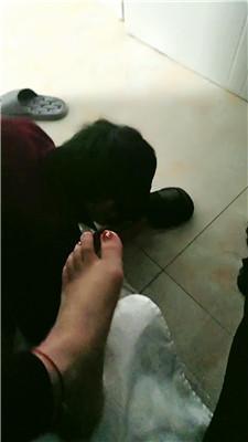 【琦琦】强制闻臭鞋/喝圣水/舔闻白袜 JS250114-11