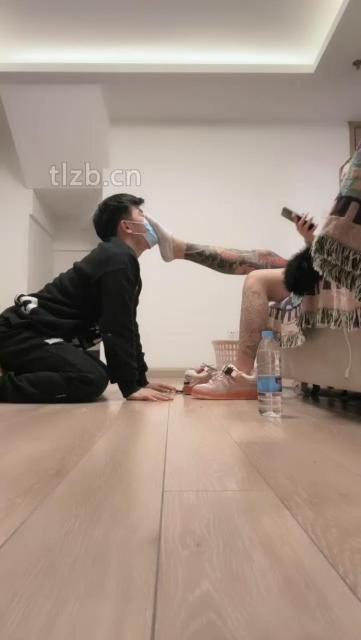 【七七黑心主宗】跪舔运动鞋白船袜/臭脚捂脸蹂躏