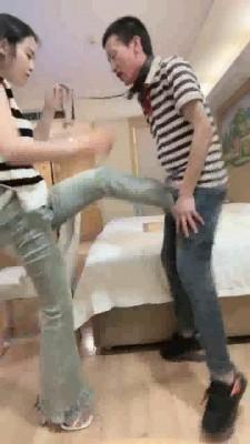 【调教视频】【奈奈】紧身牛仔胯下辱/暴力手脚耳光/踢裆【完整版】