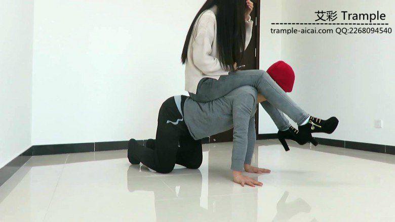 超漂亮天依女主高跟骑乘，胯下舔鞋，遛狗！