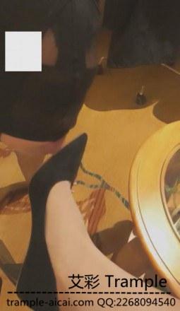 VIVI调教现实中的朋友踩踏羞辱闻肉丝