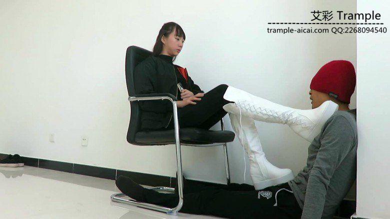 00后天使女主白色长靴打贱狗脸，舔靴底，踩下体各种羞辱！