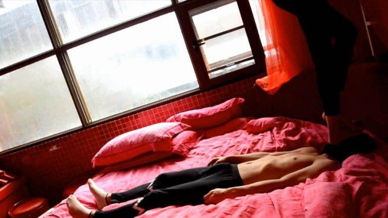 『奴隶岛』—萱萱嫩足羞辱踩踏