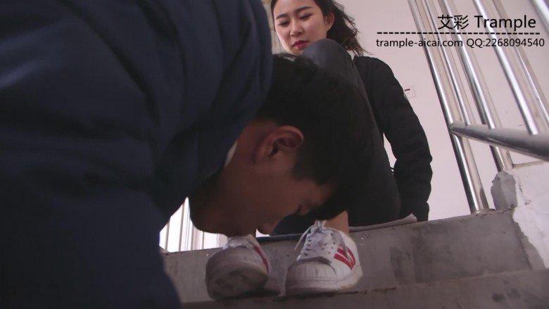 艾丝女王—-室外楼梯帆布鞋裸足调教贱狗