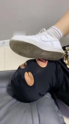 【调教视频】【精神小妹】强制原味呼吸/踩踏深喉/暴力踢踹跺头