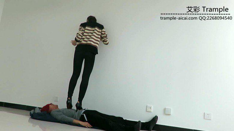 00后天使女主高跟踩踏，高跟虐踩下体！