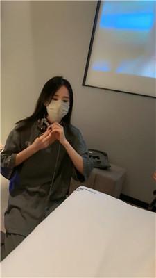 【雨琦】母畜-私人影院下跪 JS250422-24