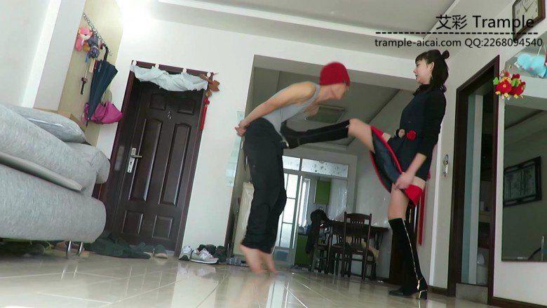 00后天使虐打拦路劫匪！踢裆强迫其磕头求饶！