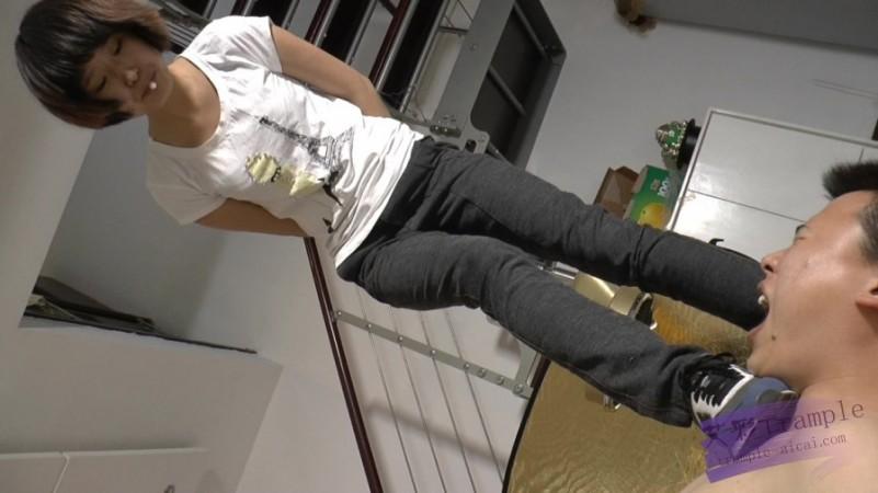 小月第一次 运动鞋踩面包喂奴隶