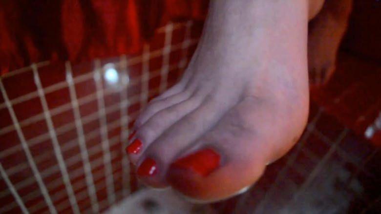 『奴隶岛』—萱萱第一视角POV调教舔玉足