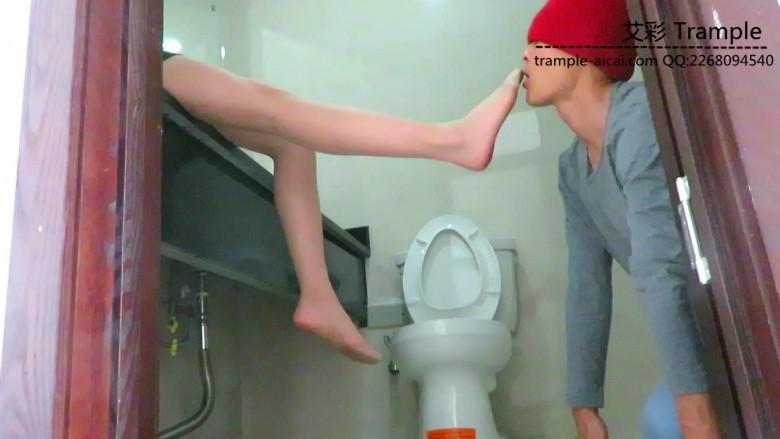 厕所里伺候00后天使的贱狗！