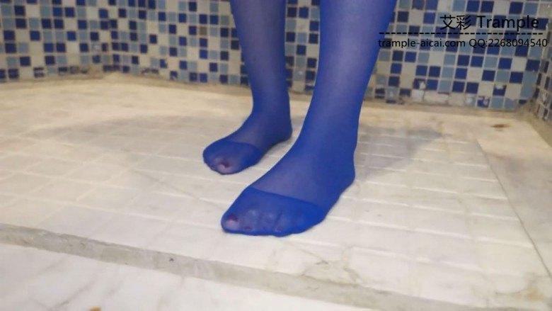 喝销售文员美女的牛奶洗脚水