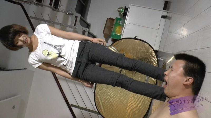 小月第一次 运动鞋踩面包喂奴隶