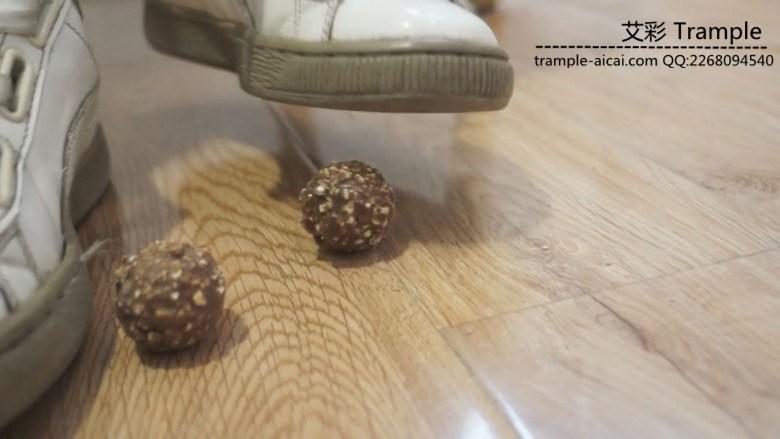 瑶瑶学生主调教狗奴舔脏鞋