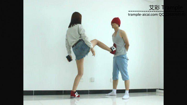 甜美媛媛主暴打小流氓，踢裆，踹肋骨流氓满地打滚！