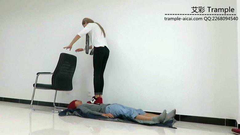 冰冰女主运动鞋蹦跳践踏贱狗身体下体！