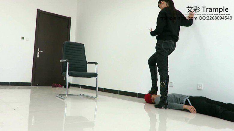 00后天使女主长靴骑乘贱狗散步,全体重踩踏踩下体! 00后天使女主长靴骑乘贱狗散步,全体重踩踏踩下体!